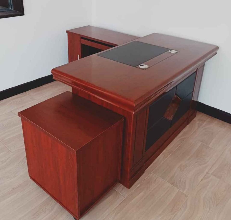 Modern 140cm executive office desk for directors