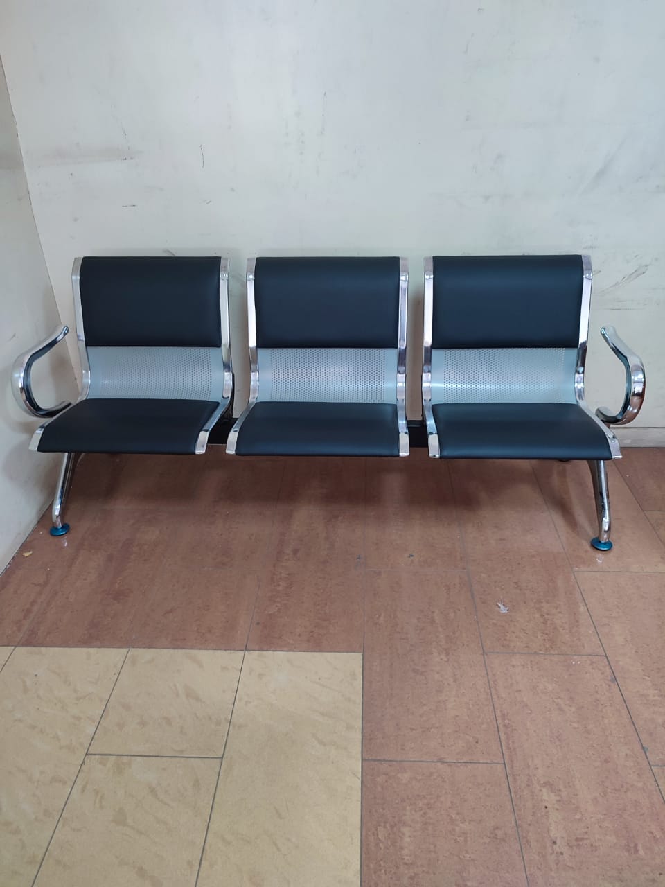 3-seater cushioned office waiting bench with steel frame and armrests for visitors