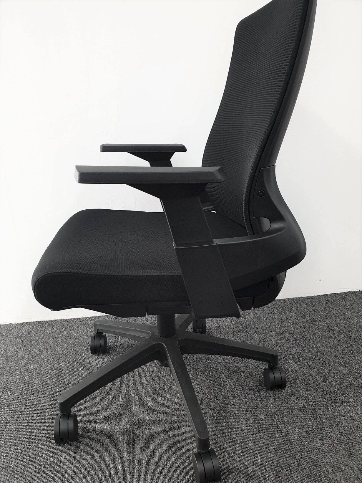 High-Back Mesh Office Chair with Headrest – Ergonomic Swivel Seat - Image 3